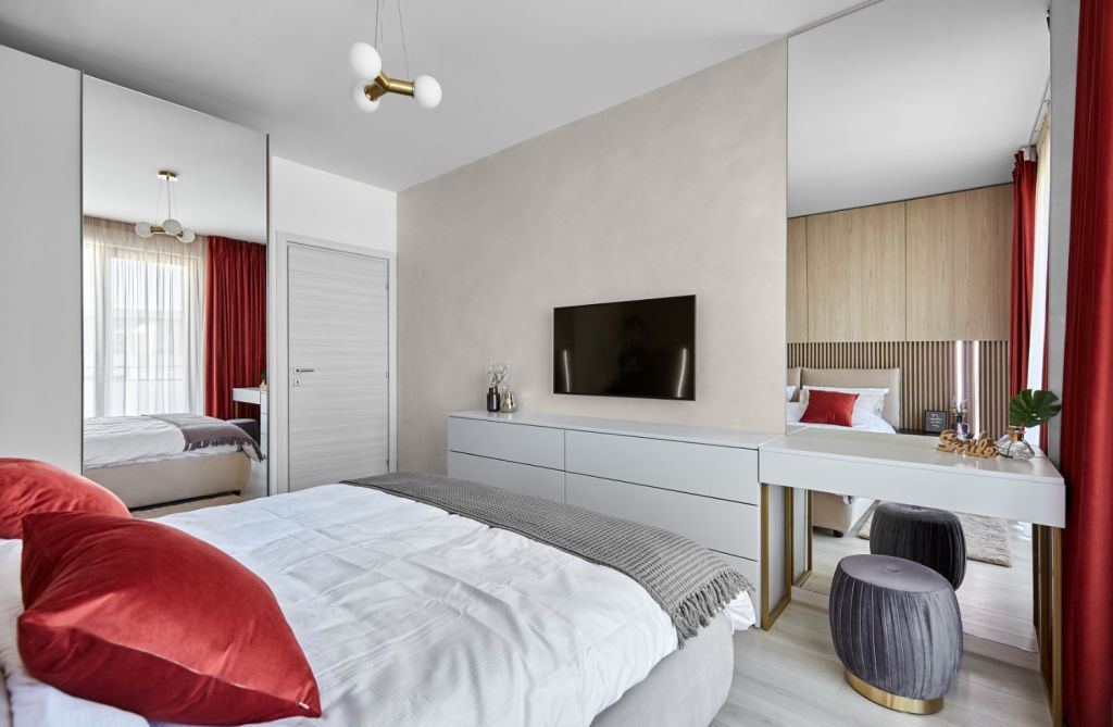 Amenajare apartament Bucuresti arh. Cristina Micu - dormitor perdele rosii Zen Interior (4)