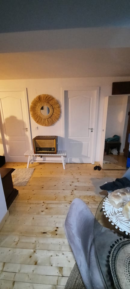 Casa are o arhitectură simplă, iar living-ul și bucătăria sunt open space