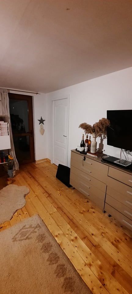 Casa are o arhitectură simplă, iar living-ul și bucătăria sunt open space