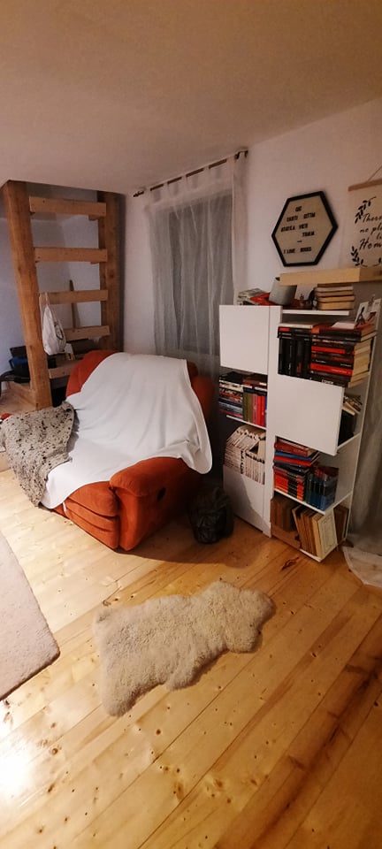 Casa are o arhitectură simplă, iar living-ul și bucătăria sunt open space