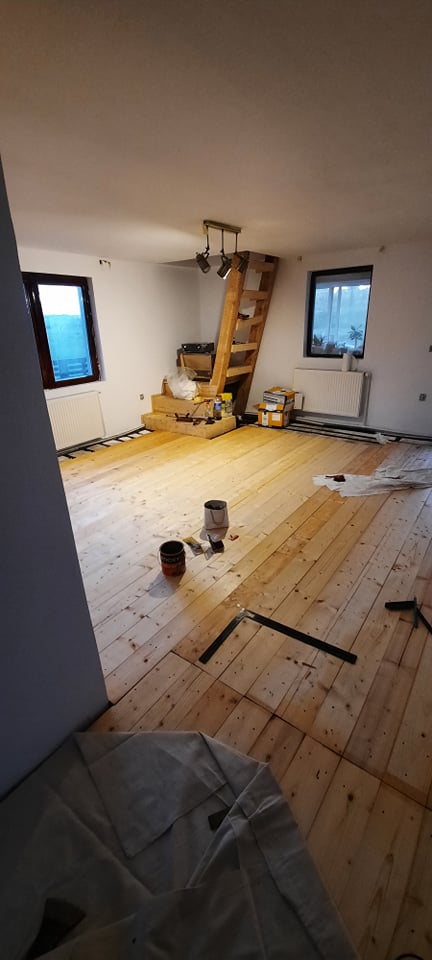 Florin s-a apucat de construcția casei în 2018. Cât timp a lucrat, seară de seară, el a dormit în mașină