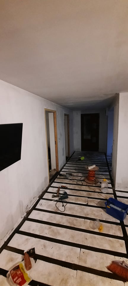 Florin s-a apucat de construcția casei în 2018. Cât timp a lucrat, seară de seară, el a dormit în mașină