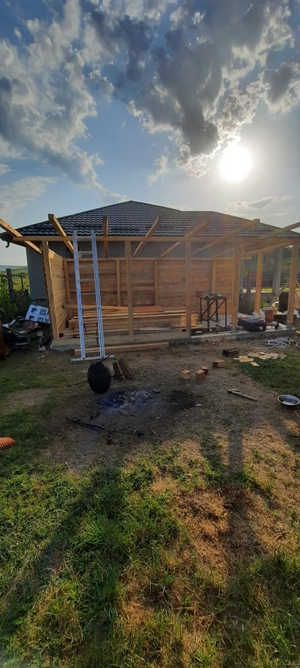 Florin a construit și o bucătărie de vară în spatele casei