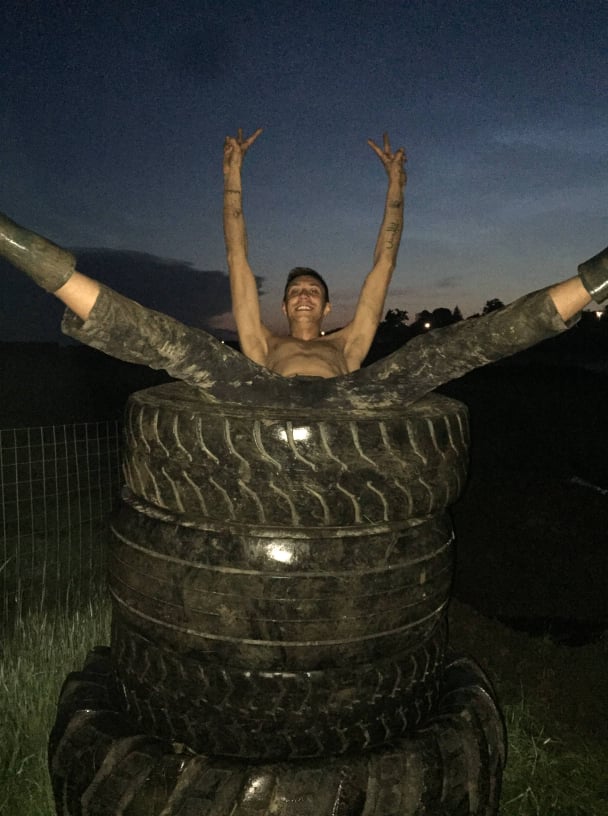 Florin a construit de la zero fosa, cu ajutorul unor cauciucuri de tractor
