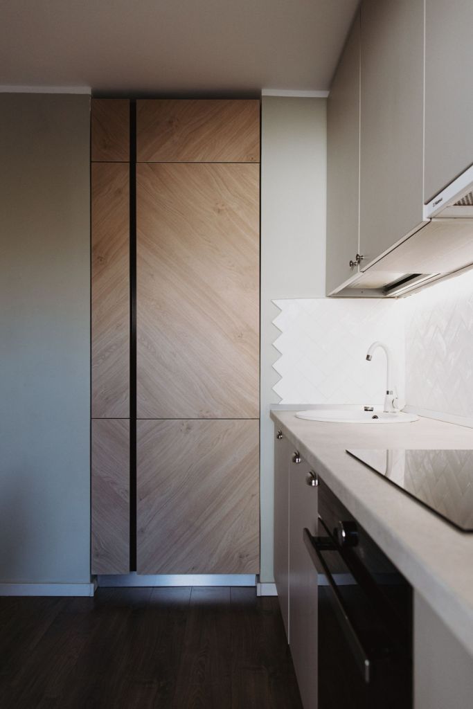 Renovare apartament Iasi - bucatarie mobilier gri faianta alba metro arh. Stefan Bugalete (1)