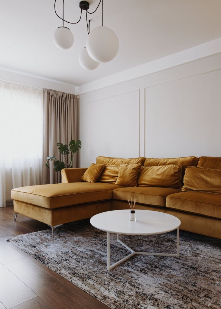 Renovare apartament Iasi - living elegant canapea galbena - profile decorative arh. Stefan Bugalete (1)