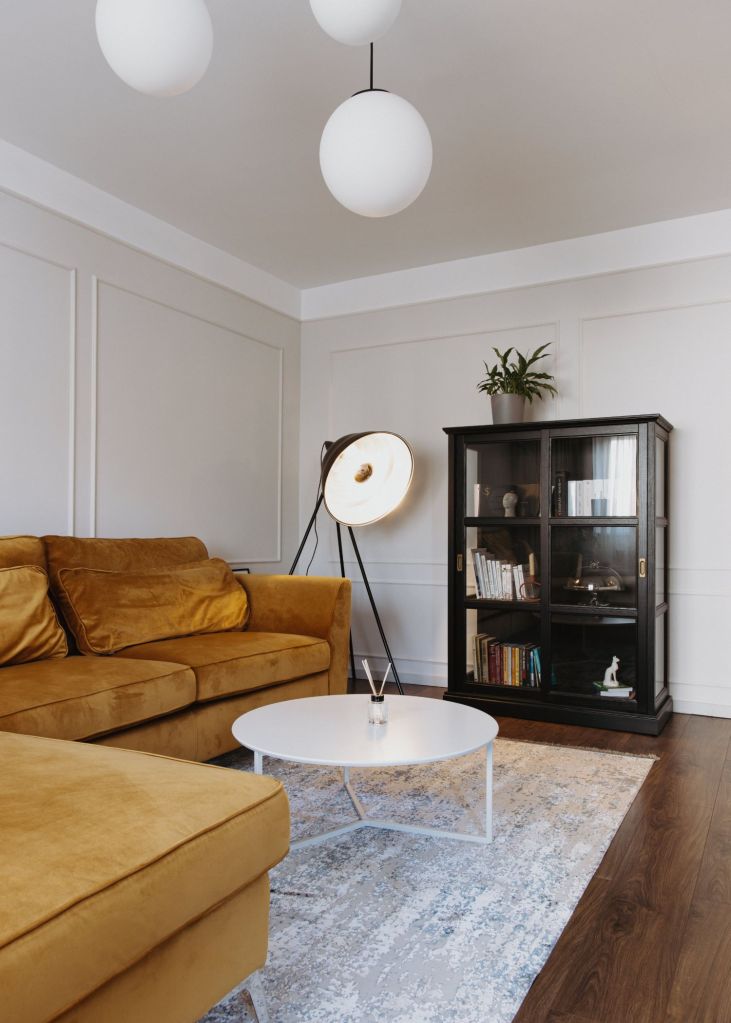 Renovare apartament Iasi - living elegant canapea galbena - profile decorative arh. Stefan Bugalete (2)