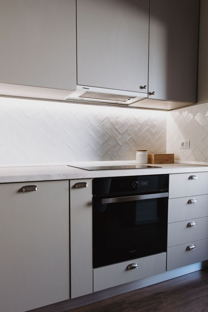 Renovare apartament Iasi - mobilier bucatarie modern gri faianta alba metro arh. Stefan Bugalete (2)