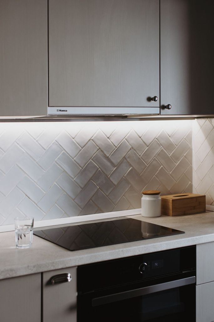 Renovare apartament Iasi - mobilier bucatarie modern gri faianta alba metro arh. Stefan Bugalete (2)