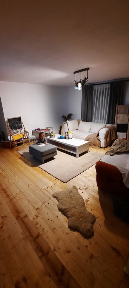 Casa are o arhitectură simplă, iar living-ul și bucătăria sunt open space