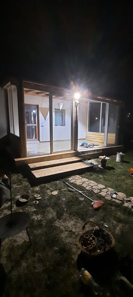 Florin s-a apucat de construcția casei în 2018. Cât timp a lucrat, seară de seară, el a dormit în mașină