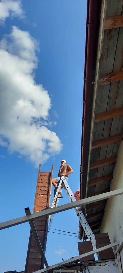 Florin s-a apucat de construcția casei în 2018. Cât timp a lucrat, seară de seară, el a dormit în mașină