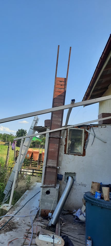 Florin s-a apucat de construcția casei în 2018. Cât timp a lucrat, seară de seară, el a dormit în mașină