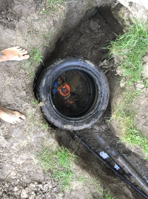 Florin a construit de la zero fosa, cu ajutorul unor cauciucuri de tractor