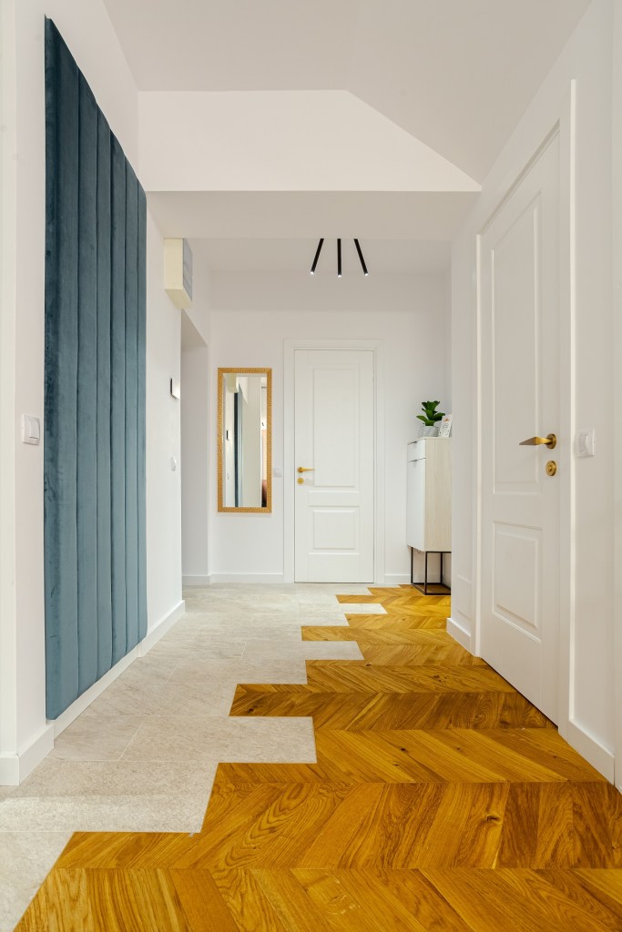 Amenajare duplex București - Interiology arh. Alexandru Bucur - hol parchet gresie