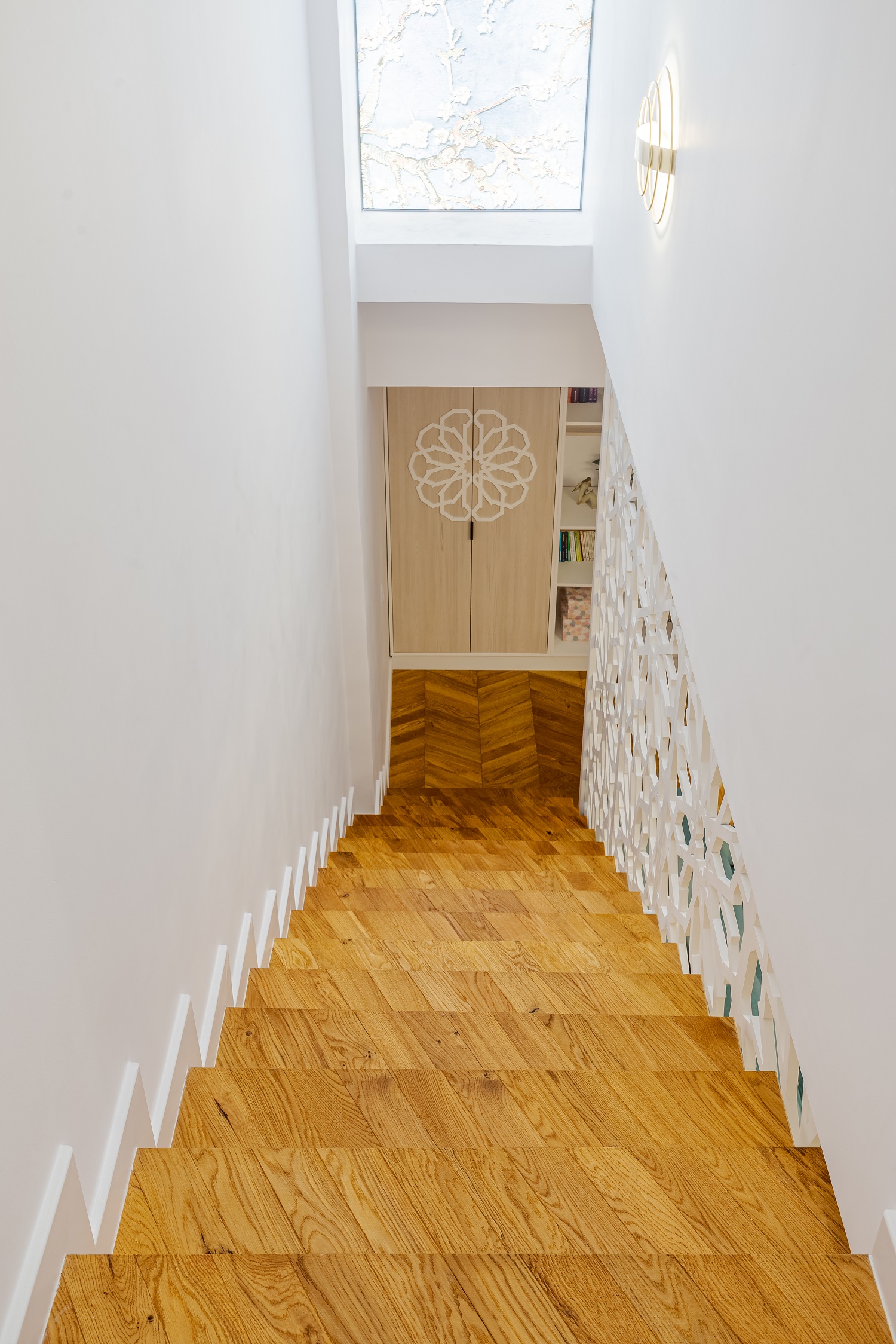 Amenajare duplex București - Interiology arh. Alexandru Bucur - scara parchet Chevron duplex