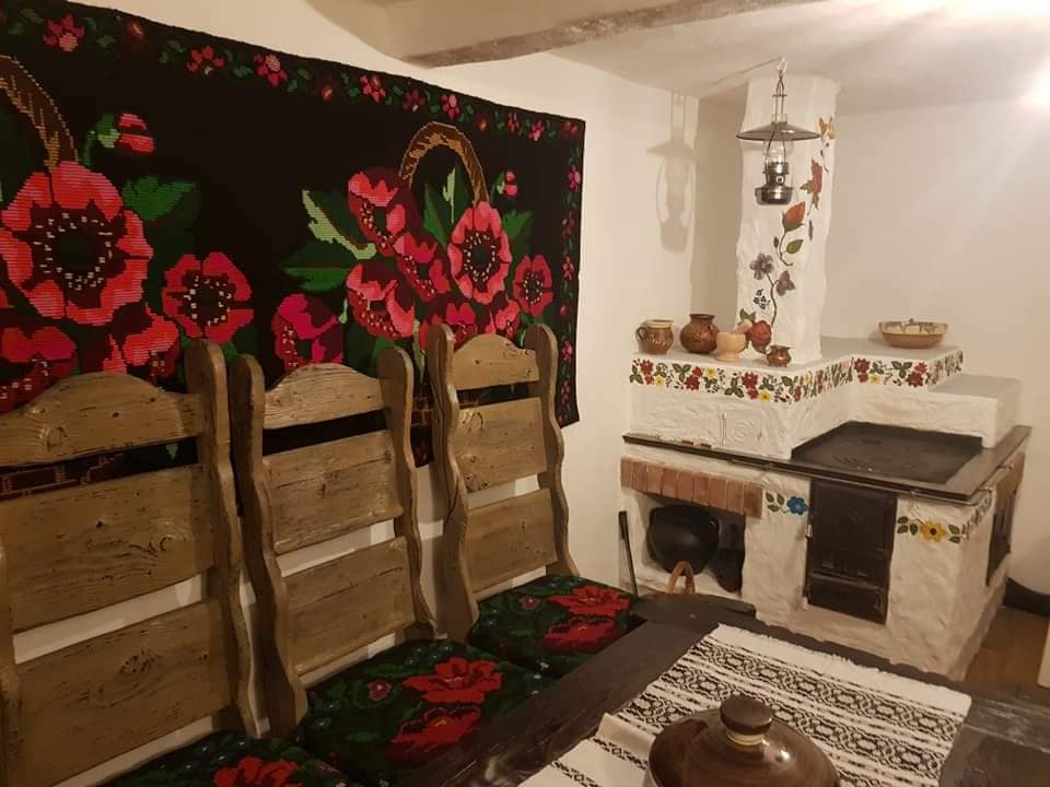 Iosif a refăcut soba cu ajutorul unor meseriași, iar o tânără talentată a pictat-o