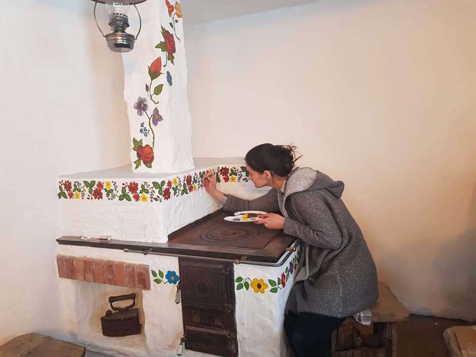 Iosif a refăcut soba cu ajutorul unor meseriași, iar o tânără talentată a pictat-o