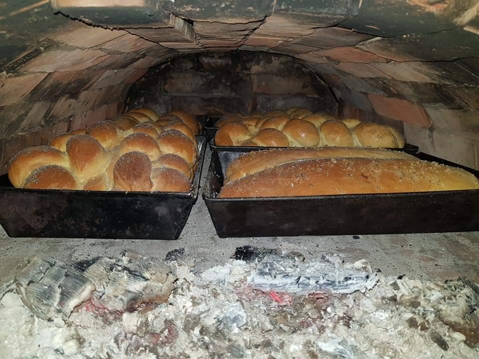 Scârjele și pâine coaptă la cuptor, specialitățile casei