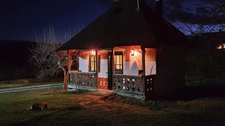 Casa luminată de cele patru felinare exterioare