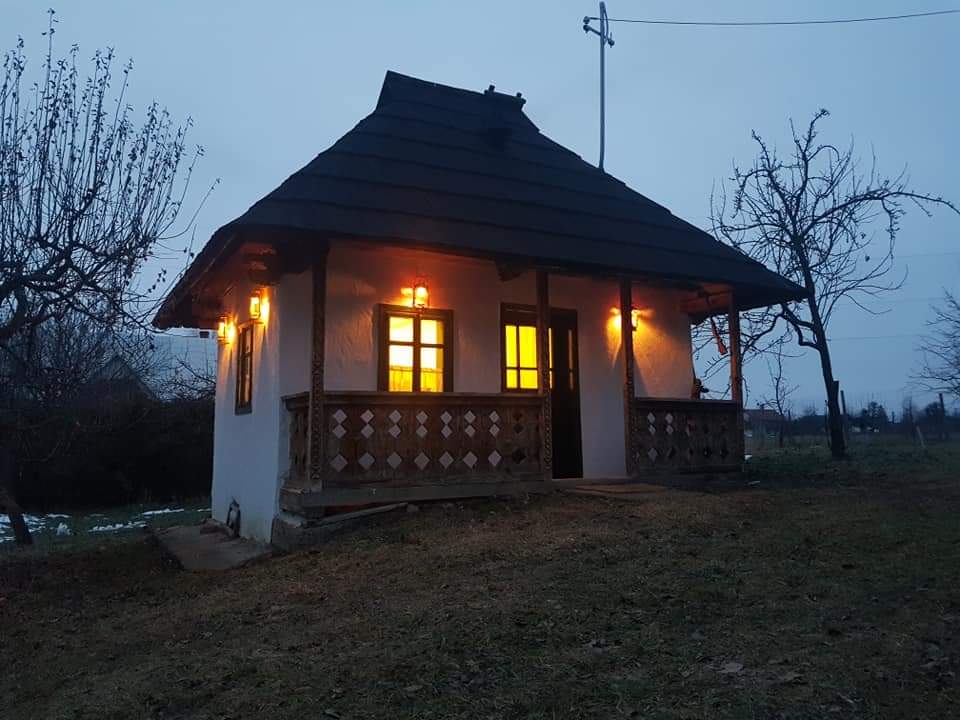 Casa luminată de cele patru felinare exterioare