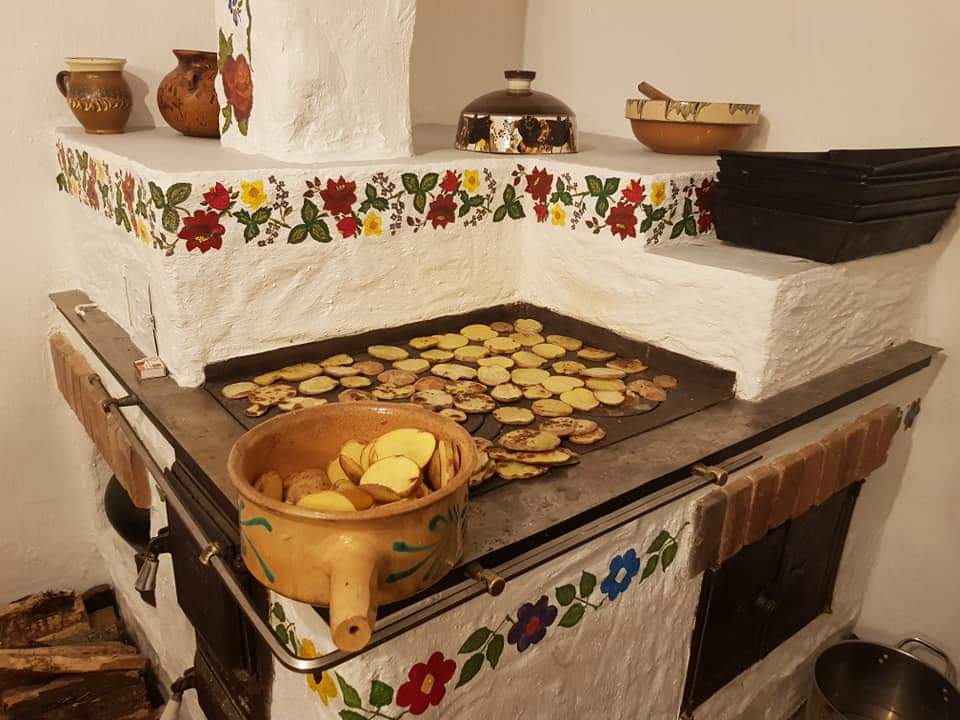Scârjele și pâine coaptă la cuptor, specialitățile casei