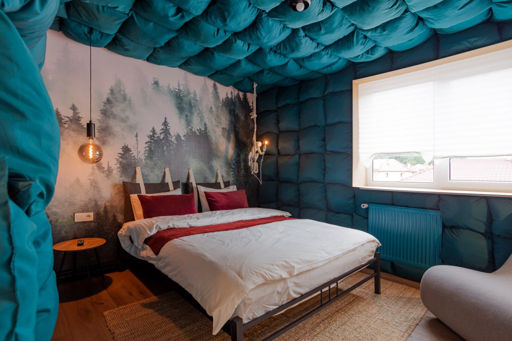 decor tavan cu perne Airbnb Sinaia amenajare iDecorate -dormitor verde (2)