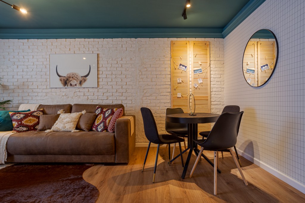 Airbnb la munte - Sinaia amenajare iDecorate - living cu semineu (5)