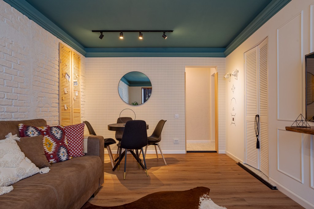 Airbnb la munte - Sinaia amenajare iDecorate - living cu semineu (2)