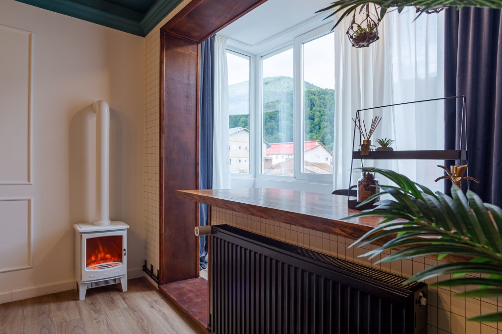 Airbnb la munte - Sinaia amenajare iDecorate - living cu semineu (5)