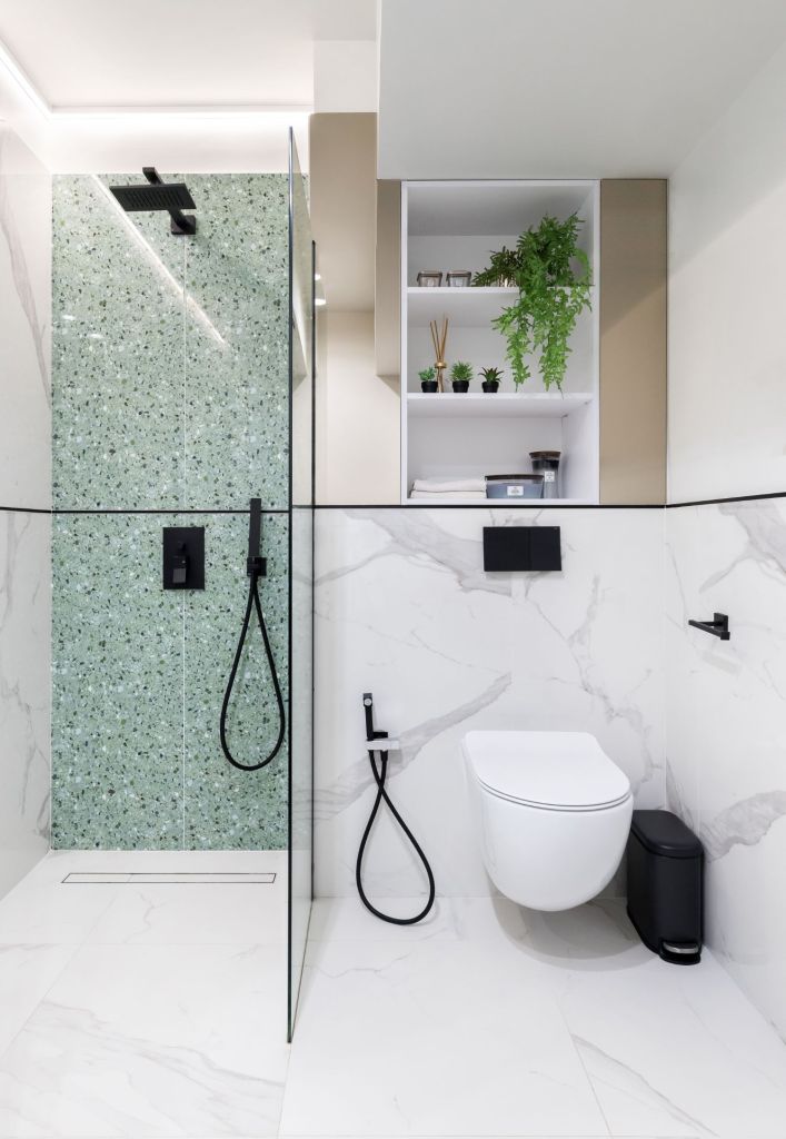 Apartament de vacanta Mamaia Nord - amenajare Natalia Berezovskaia - baie marmura dus bleu baterii negre (1)