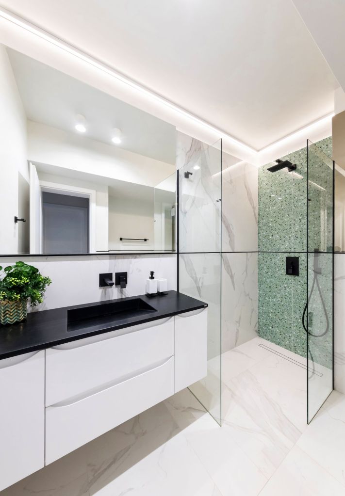 Apartament de vacanta Mamaia Nord - amenajare Natalia Berezovskaia - baie marmura dus bleu baterii negre (2)