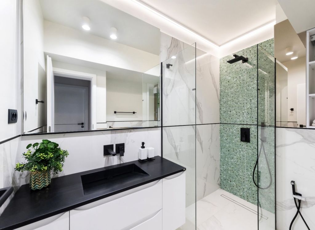 Apartament de vacanta Mamaia Nord - amenajare Natalia Berezovskaia - baie marmura dus bleu baterii negre (2)