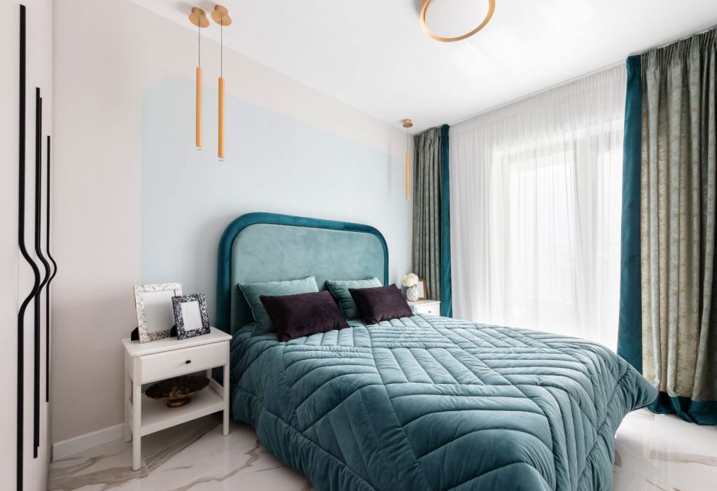 Apartament de vacanta Mamaia Nord - amenajare Natalia Berezovskaia - dormitor elegant bleu (1)