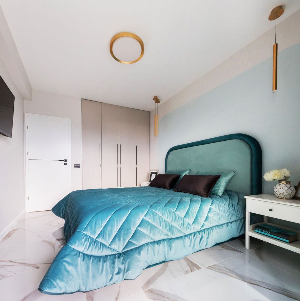 Apartament de vacanta Mamaia Nord - amenajare Natalia Berezovskaia - dormitor elegant bleu (2)
