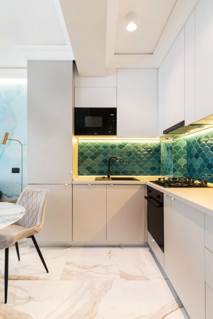 Apartament de vacanta Mamaia Nord - amenajare Natalia Berezovskaia - open space elegant marmura (7)