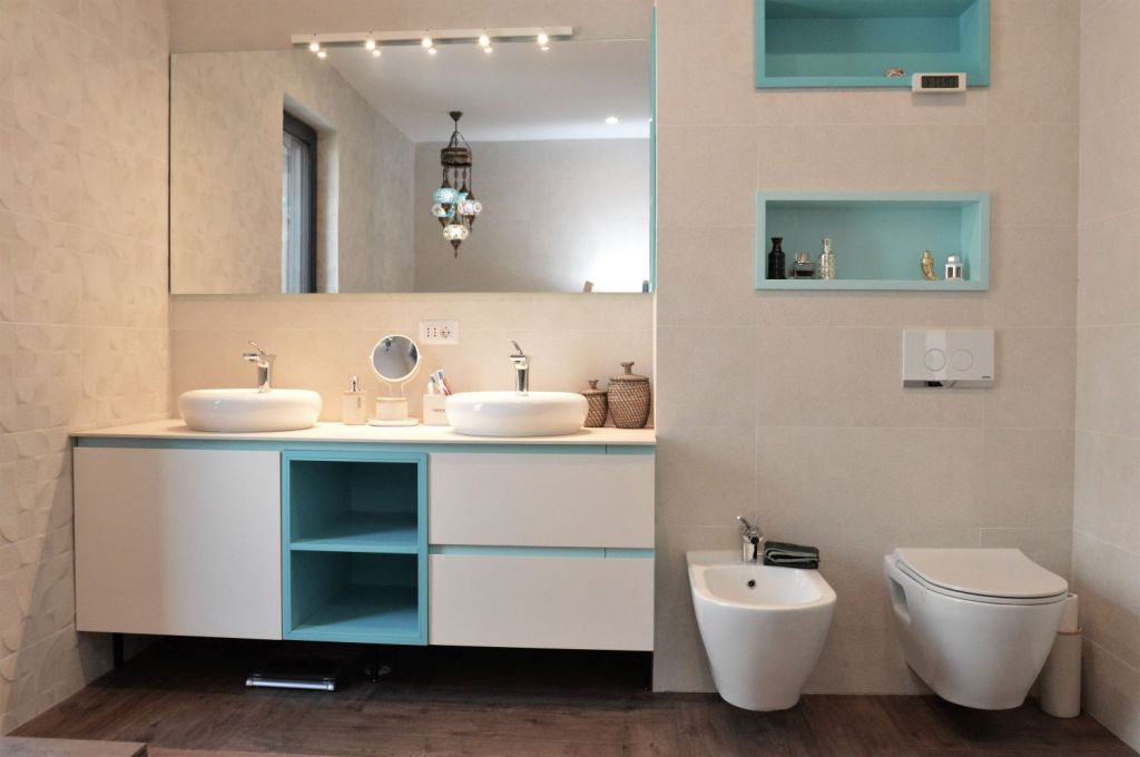 amenajare baie mobilier turcoaz acromatic