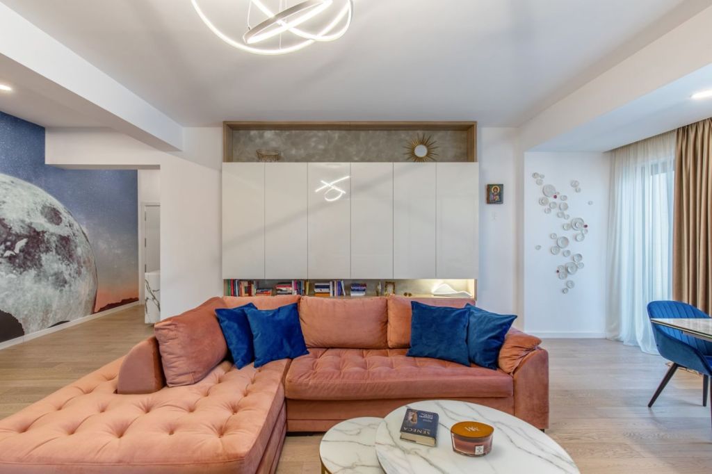 Apartament Bucuresti - living elegant canapea roz - design interior Interiology arh. Alexandru Bucur (1)