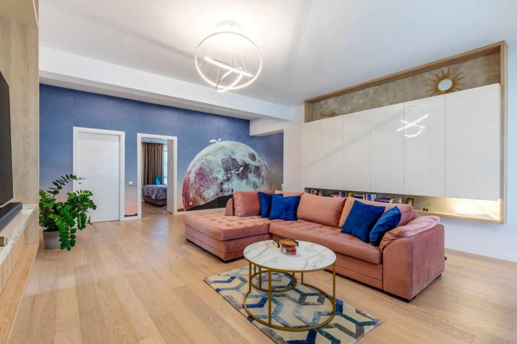 Apartament Bucuresti - living elegant canapea roz - design interior Interiology arh. Alexandru Bucur (2)