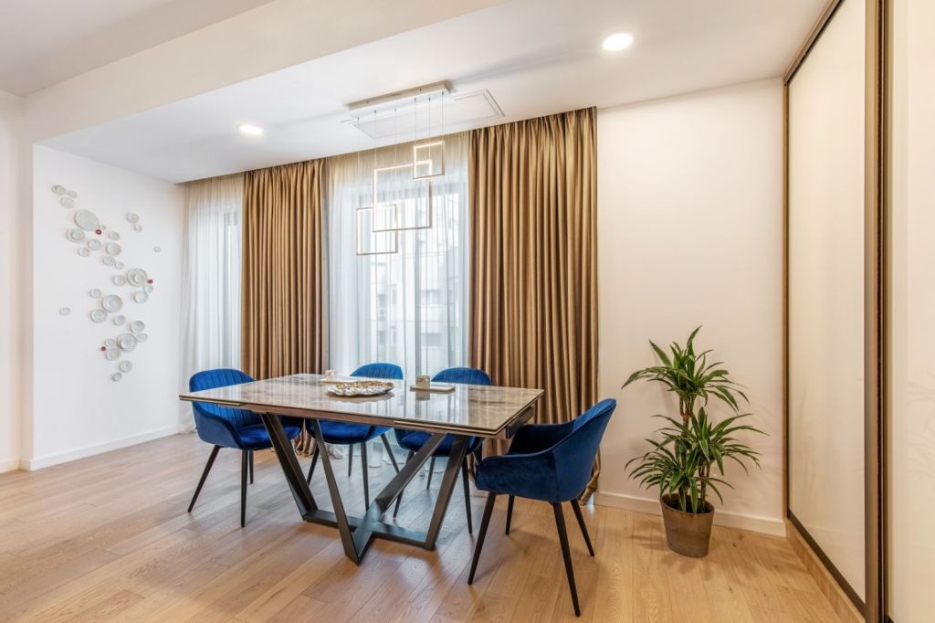 Masa de dining e de pe Mobiliani.ro, cu blat lucios din ceramică.