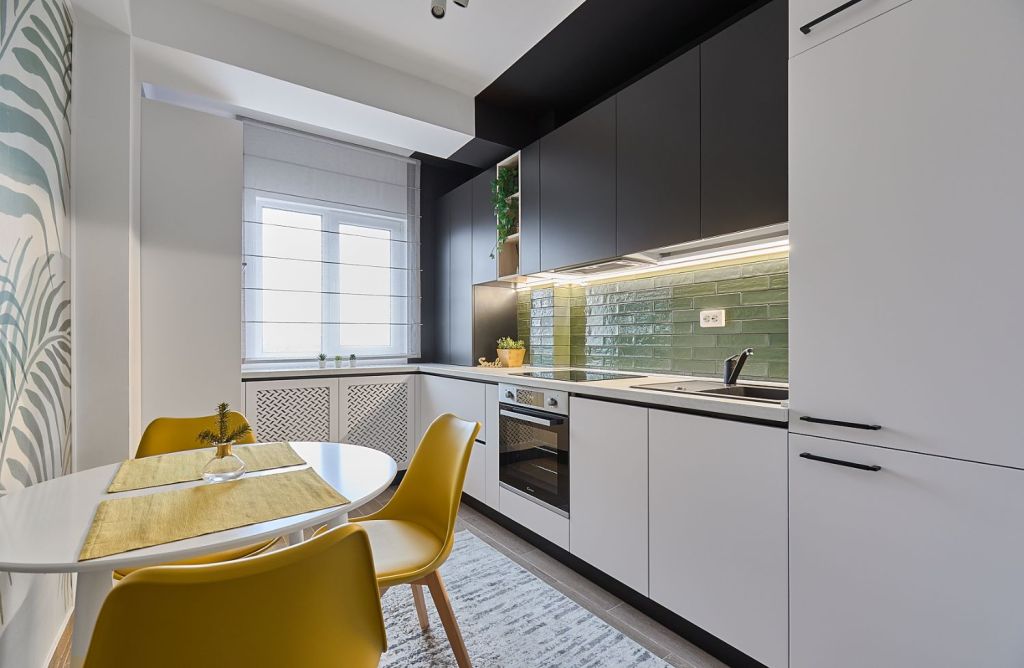 Bucatarie cu accente verzi - faianta metro tiles mobilier modern - Garsoniera moderna - design interior arh. int. Cristina Micu (1)