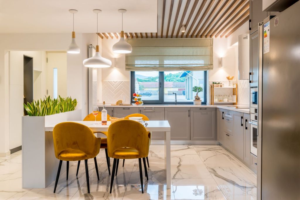 Bucatarie gri si alb - Casa Bihor - amenajare luxury Launtric Design - ADAS and More (3)