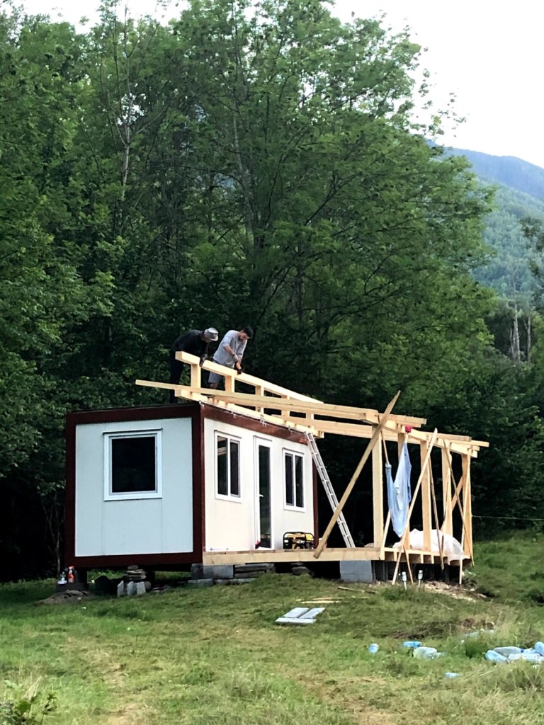 Containerul tiny este amplasat în mijlocul naturii