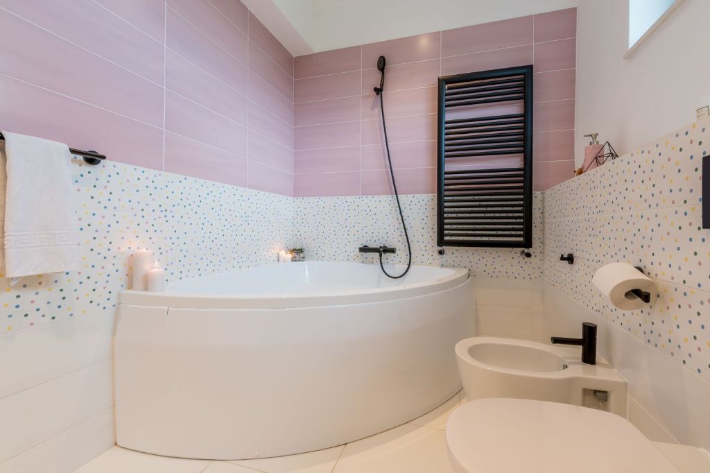 Casa Bihor - amenajare baie roz fetita - Launtric Design - ADAS and More (1)