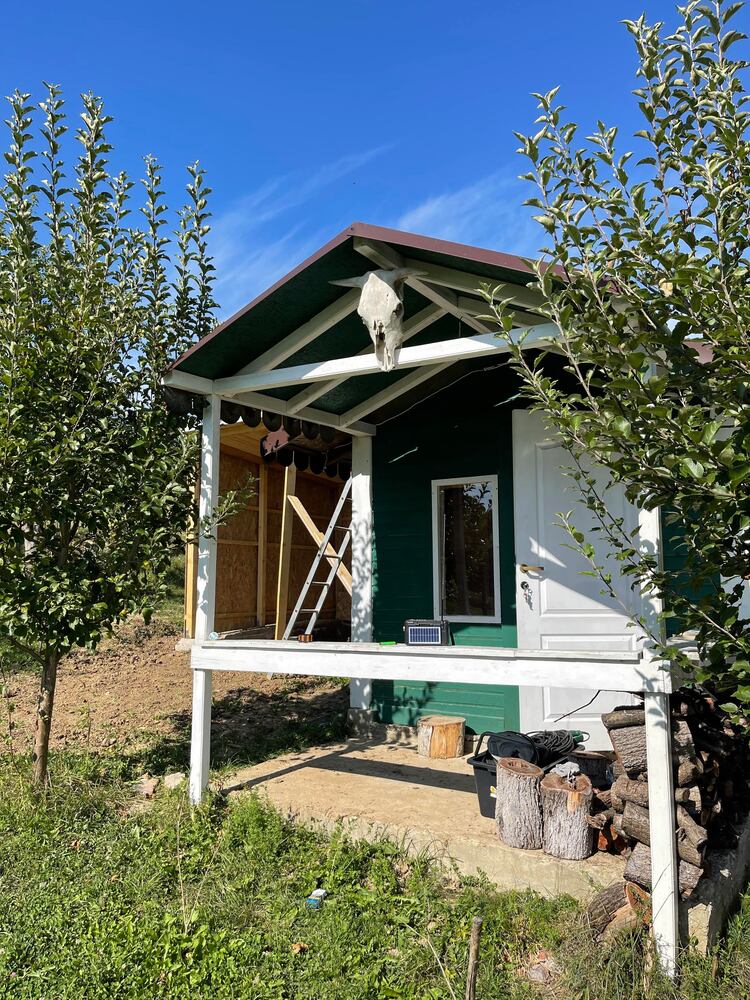 În 2019, Paul a hotărât să închidă foișorul și să construiască un tiny de 9 metri pătrați