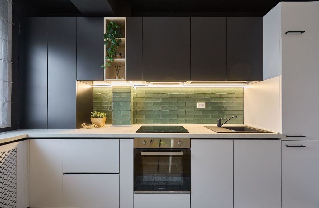 Mobilier bucatarie alb negru Garsoniera moderna - design interior arh. int. Cristina Micu