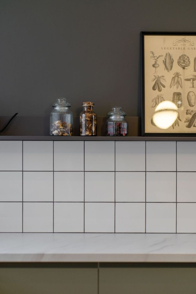 detalii amenajare bucatarie perete gri ceramica alba