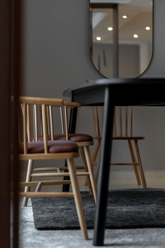 scaune lemn masa neagra dining