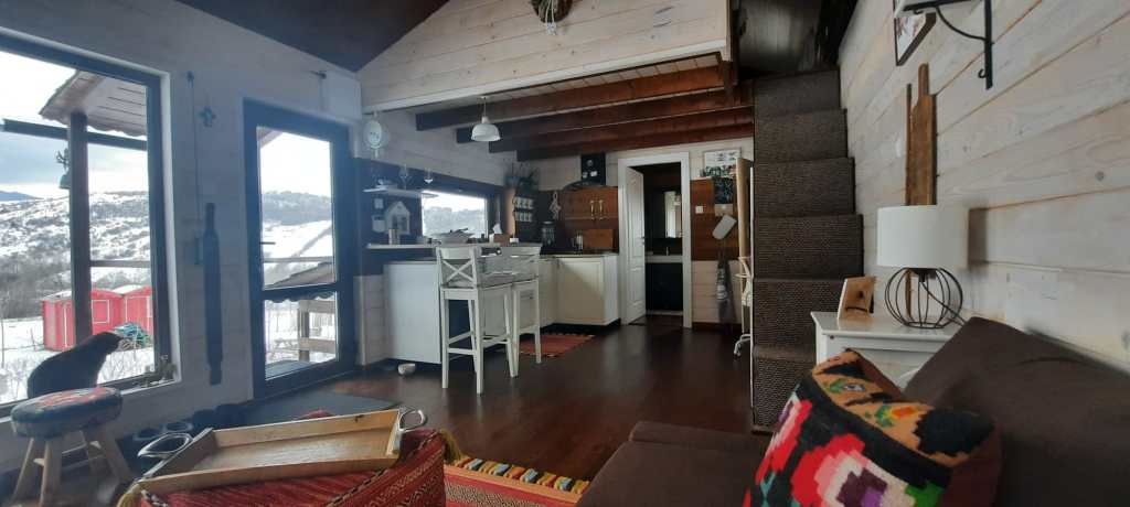 Proprietarul s-a ocupat de curte și design-ul interior al casei