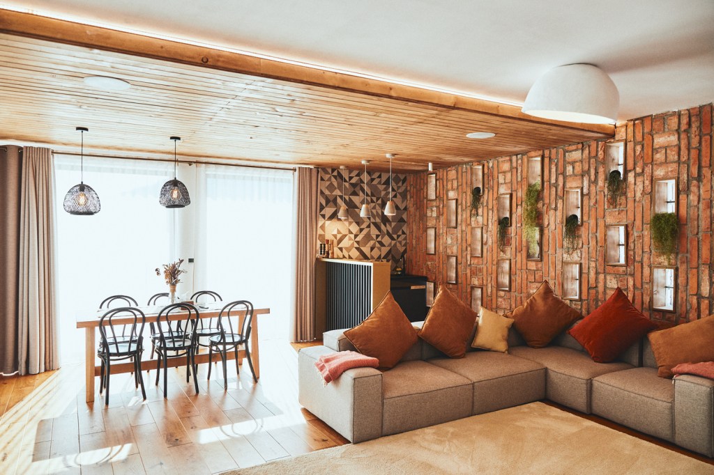 Design-ul caselor de oaspeți este eclectic, unde elementele tradiționale au fost modernizate